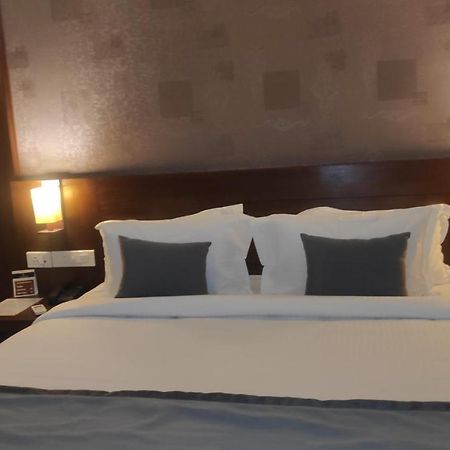 Emperor-Hotel Rachana Continental Pvt Ltd Kizhake Chālakudi Buitenkant foto