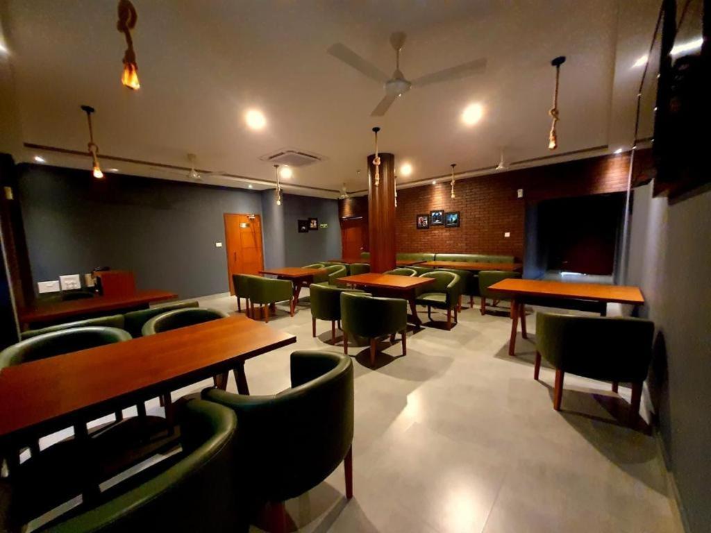 Emperor-Hotel Rachana Continental Pvt Ltd Kizhake Chālakudi Buitenkant foto