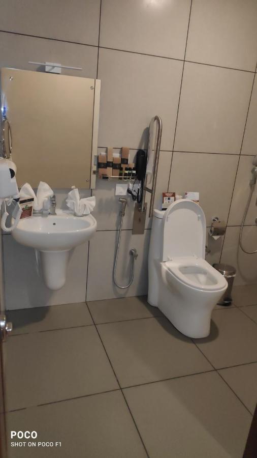 Emperor-Hotel Rachana Continental Pvt Ltd Kizhake Chālakudi Buitenkant foto