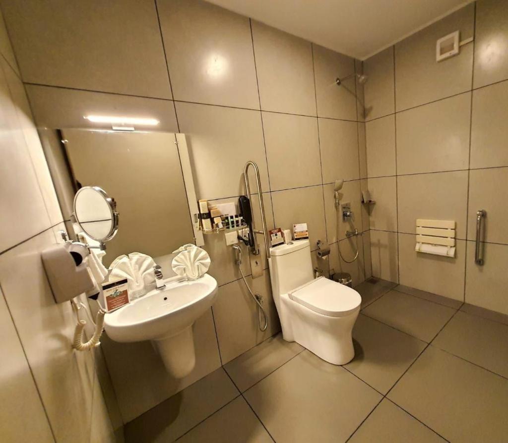 Emperor-Hotel Rachana Continental Pvt Ltd Kizhake Chālakudi Buitenkant foto