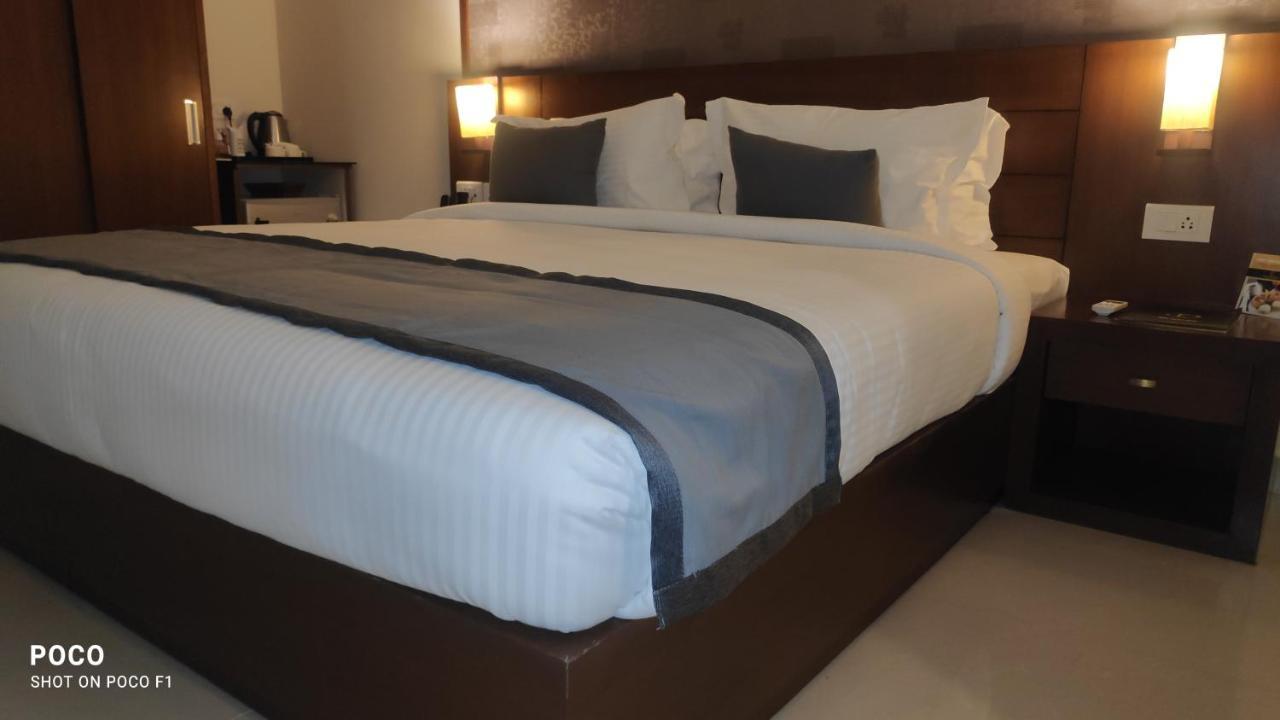 Emperor-Hotel Rachana Continental Pvt Ltd Kizhake Chālakudi Buitenkant foto