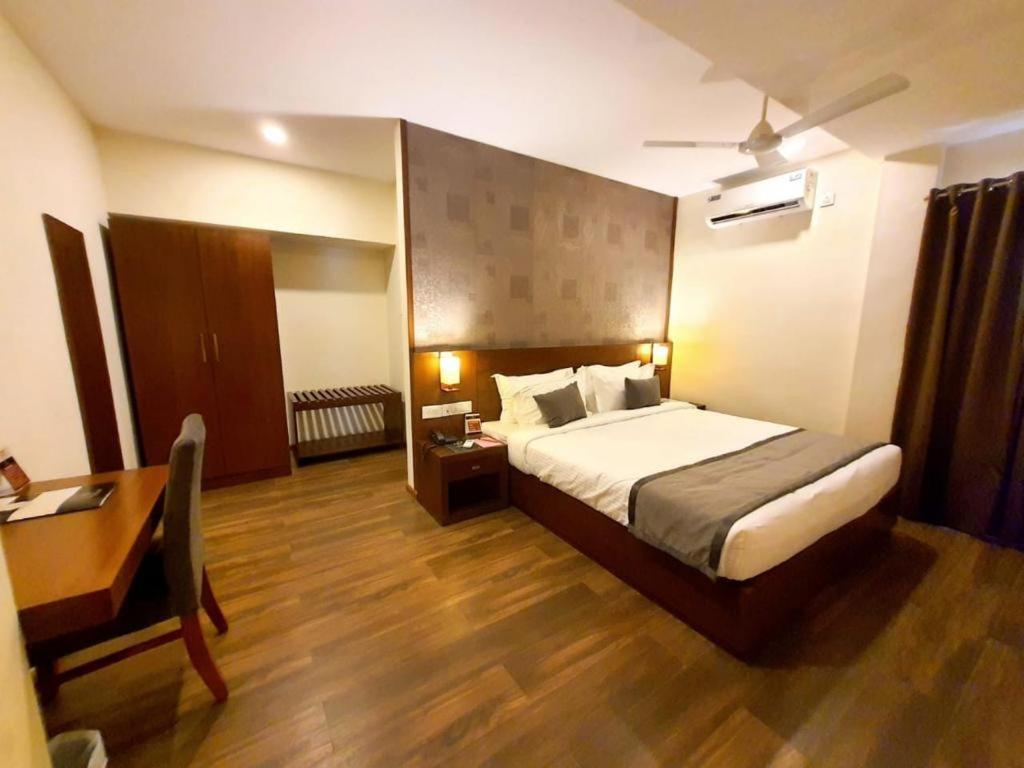 Emperor-Hotel Rachana Continental Pvt Ltd Kizhake Chālakudi Buitenkant foto