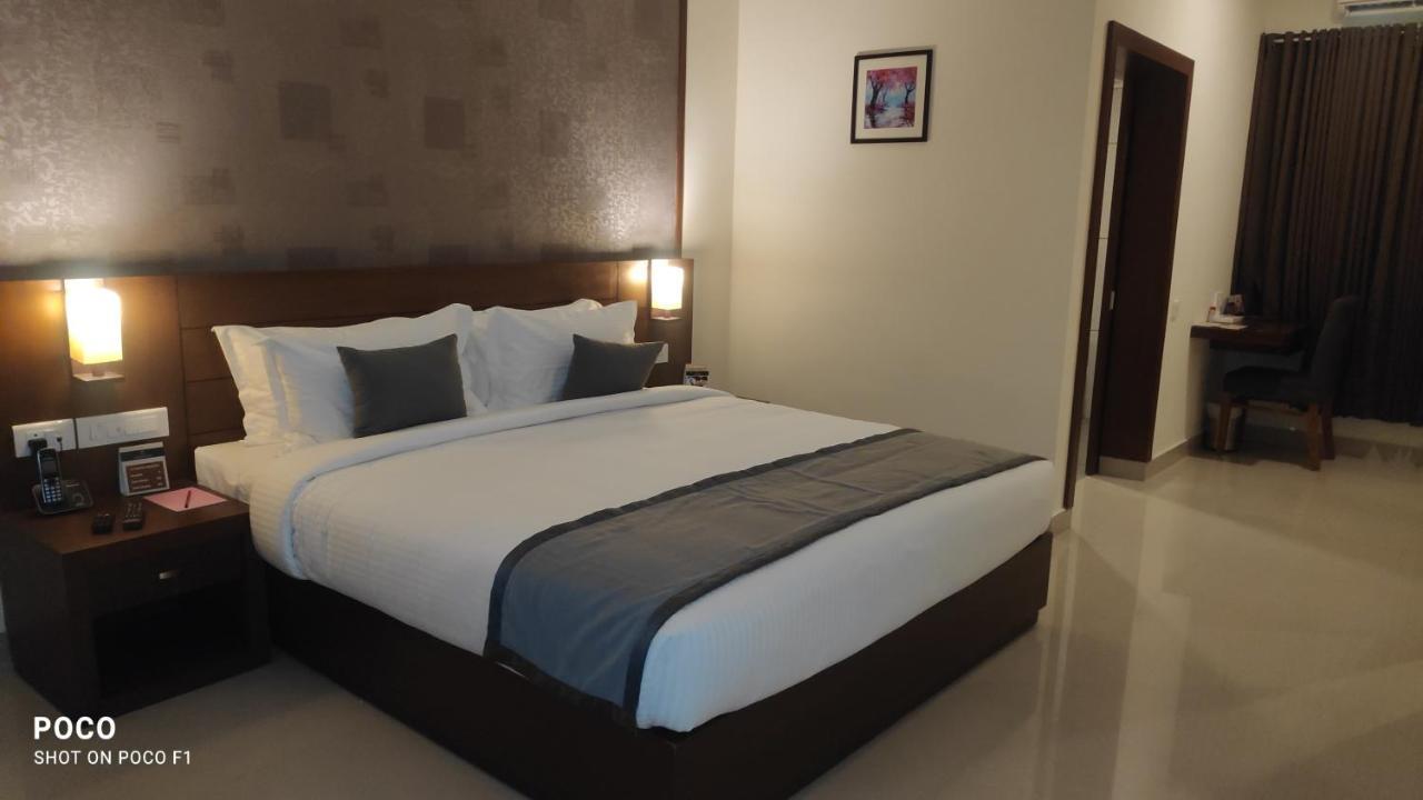 Emperor-Hotel Rachana Continental Pvt Ltd Kizhake Chālakudi Buitenkant foto